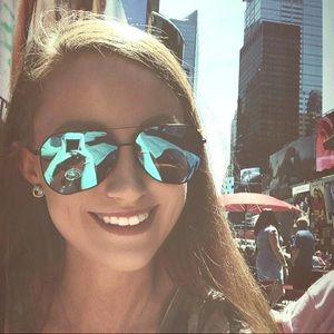 Meet your Posher, Caitlin